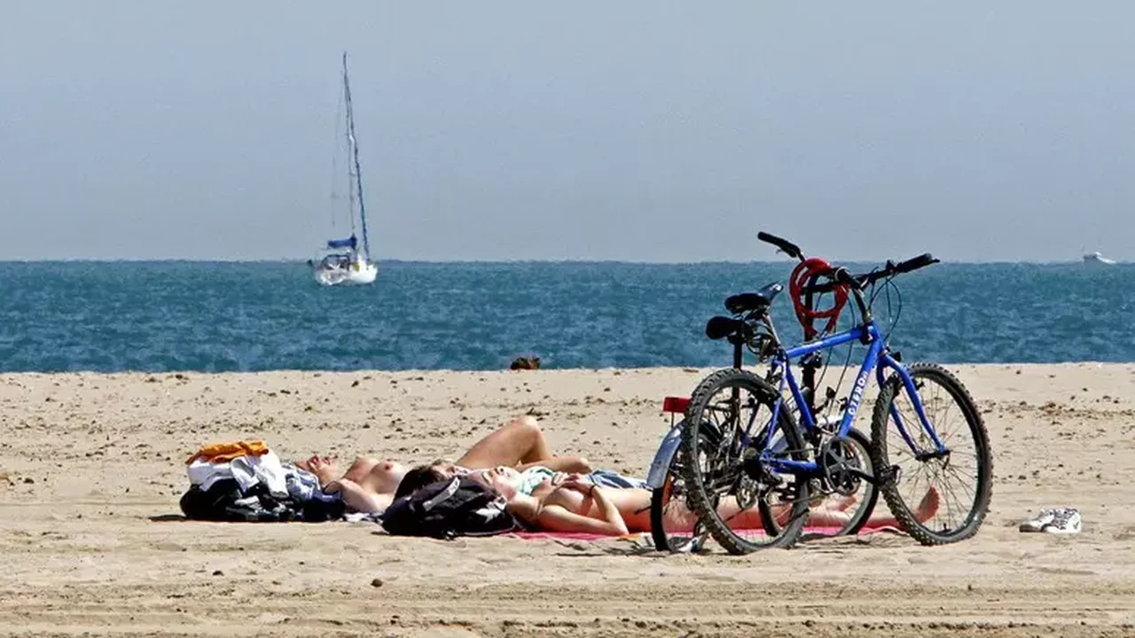 Brasileira será julgada na Itália após tomar sol de topless sob ponte histórica