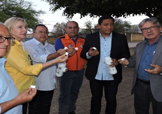 Casal doa pastilhas de cloro à Prefeitura de Palmeira para tratar água de cisternas