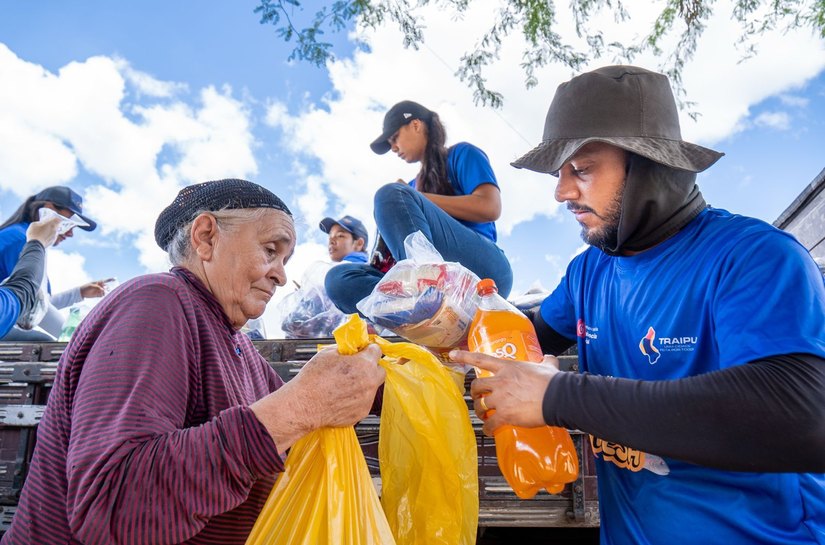 Prefeitura de Traipu entrega peixes e alimentos da Semana Santa para famílias do município