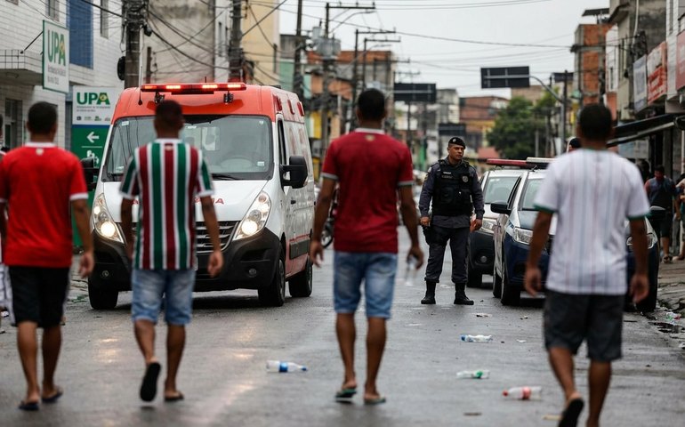 Confusão entre torcidas de Fluminense e Vasco termina com homem esfaqueado em Mesquita