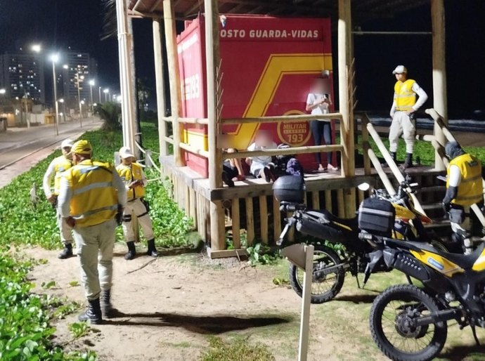 Agentes de proximidade do Ronda no Bairro prendem jovens por posse de entorpecentes em Jacarecica