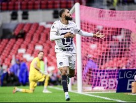Juninho, ex-Flamengo, marca dois e garante vitória do Pumas no México