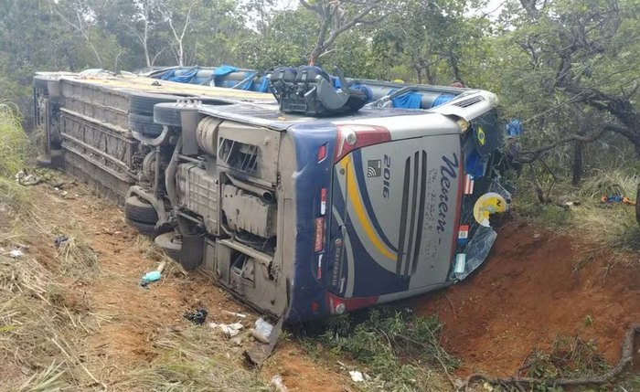 Equipes de resgate atenderam vítimas após acidente com ônibus na rodovia