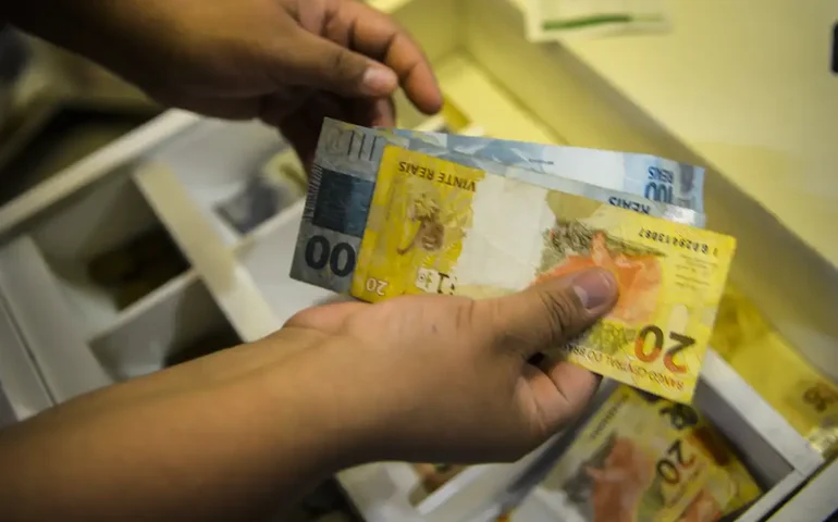 Trabalhador pode trocar dívidas mais caras por consignado para CLT