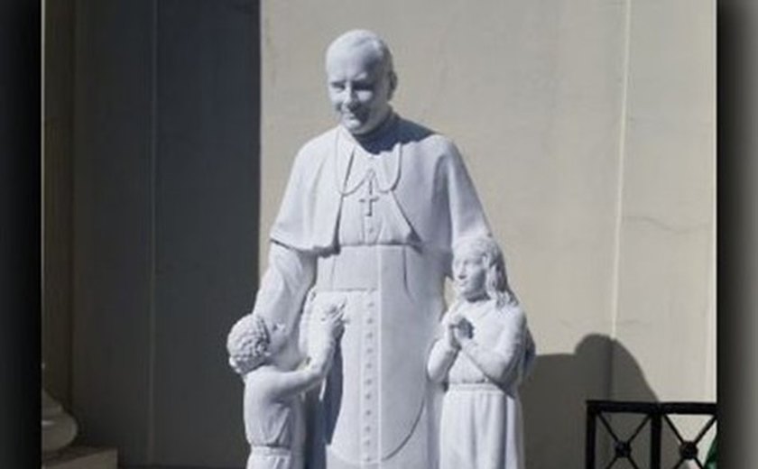 Papa João Paulo II ganha estátua em cidade dos EUA