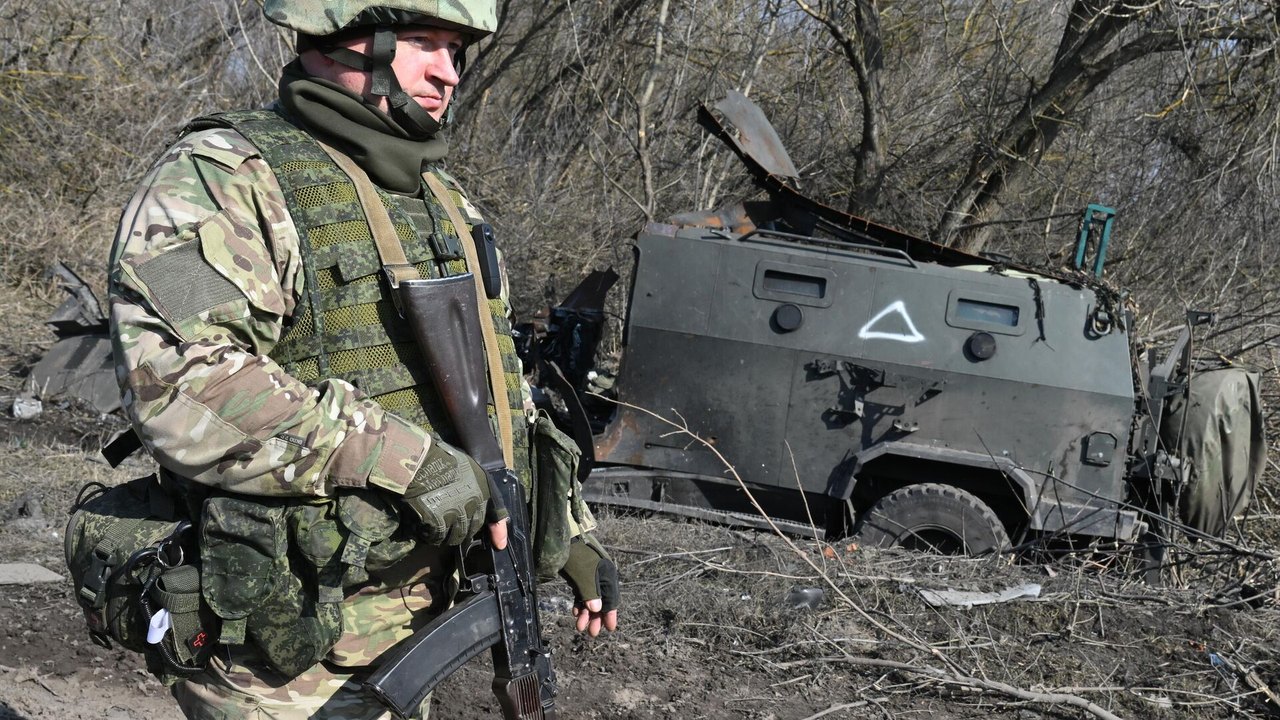 Ataques atingem hangares ucranianos com equipamento militar na região de Sumy, diz fonte à Sputnik