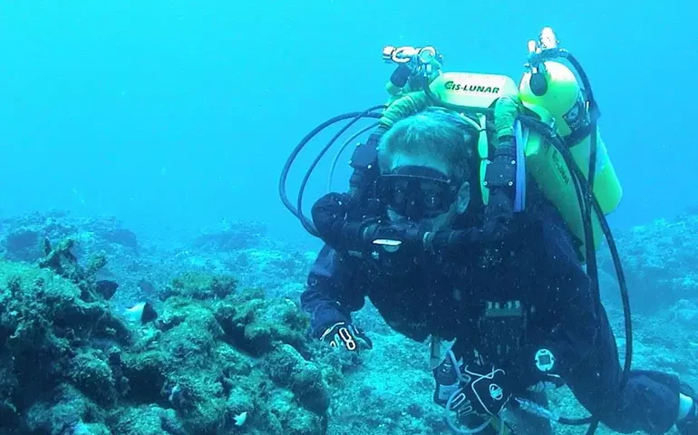 Delivery de pizza e exercícios: como era o dia a dia do mergulhador que viveu debaixo d'água durante 100 dias