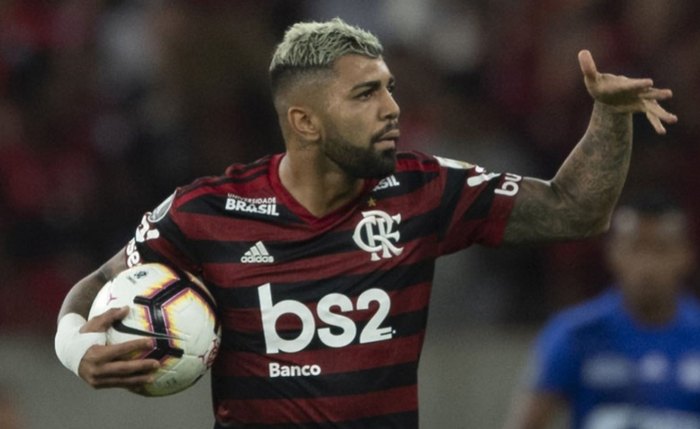 'Aí já não é comigo', diz Gabigol ao ser questionado se fica no Flamengo em 2020