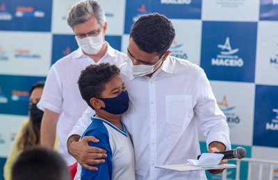 Prefeito JHC entrega Escola Lenilto Alves totalmente reformada à população do Jacintinho