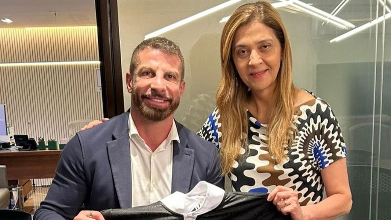 Pedrinho dá camisa do Vasco para Leila e torcida do Palmeiras reage: 'Leva ela embora'