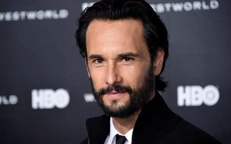 Rodrigo Santoro compartilha foto ao lado de Owen Wilson em bastidores de filme