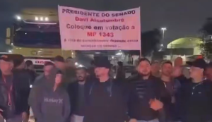 Caminhoneiros iniciaram paralisação no Porto de Santos nas primeiras horas desta segunda (13) / Foto: Reprodução