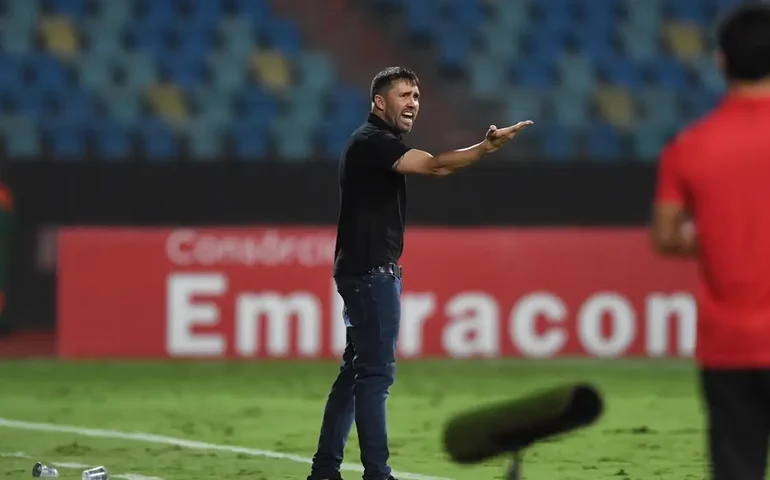 Coudet revela incertezas na nova realidade do Inter e pede para time atuar com 'coração'