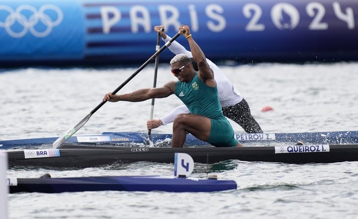 Isaquias Queiroz compete para a conquista da medalha de prata