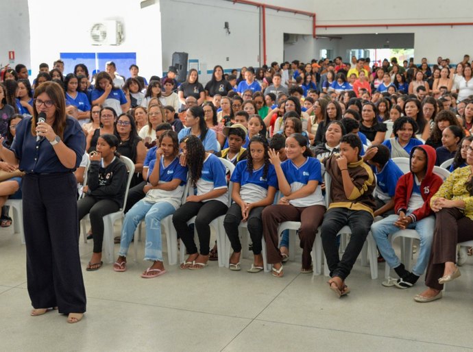 Ziane Costa inaugura nova escola no bairro Pedra Velha com capacidade para 500 alunos