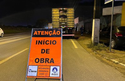 Algás realiza obras noturnas em parte da Avenida Menino Marcelo, em Maceió 