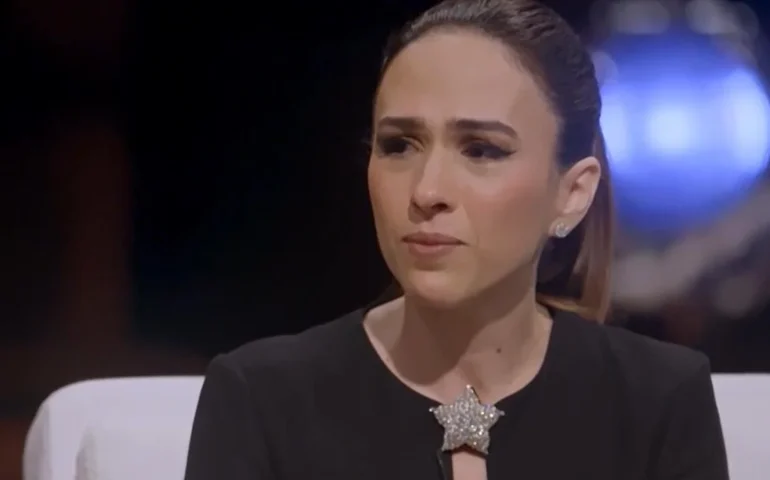 Tata Werneck posa com amigos na gravação da vinheta de fim de ano da Globo