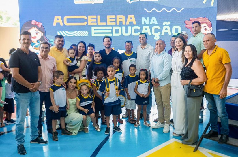 Prefeito de Santana do Mundaú assina OS para reforma de escola e apresenta novos fardamentos