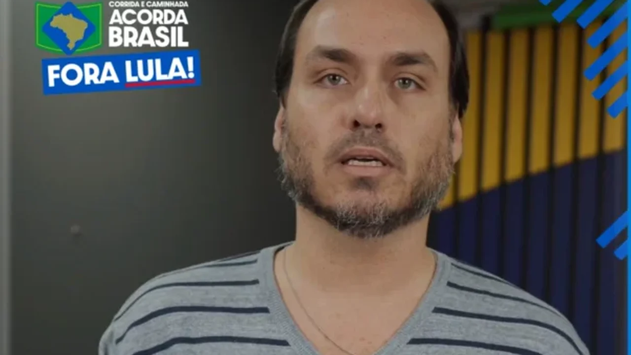 Carlos Bolsonaro desembarca em Maceió para corrida Acorda Brasil
