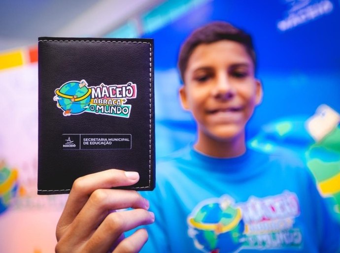 'Maceió Abraça o Mundo': programa lançado pelo prefeito JHC leva estudantes da rede municipal para intercâmbio na Inglaterra