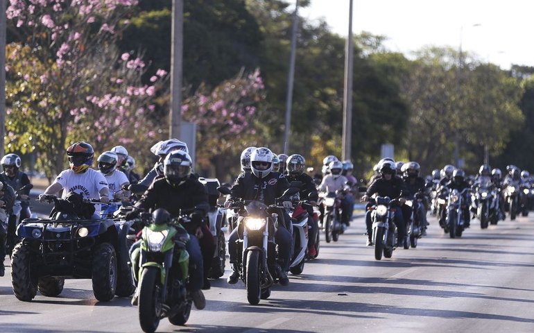 Motociclistas com microcâmeras poderão ter desconto de 25% no IPVA