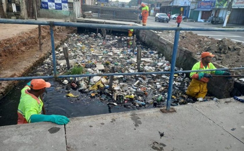 Desenvolvimento Sustentável retira mais de 15 toneladas de resíduos de canal no bairro da Levada