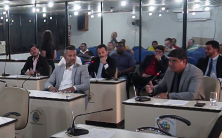 Entre a transparência e o espelho da política