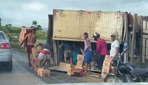 Carreta tomba e carga é saqueada por populares em Cristinápolis