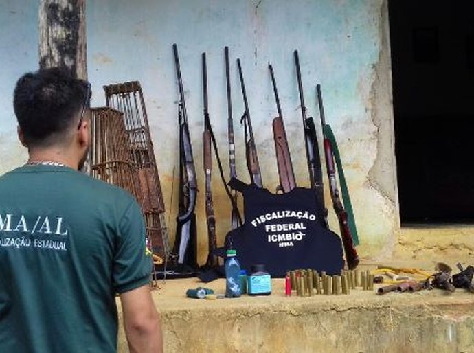 Fiscais flagram armas, aves e munição em cativeiro na Estação Ecológica de Murici