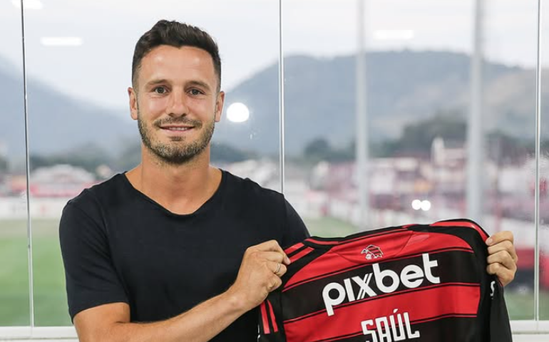 Com referência a série de TV, Flamengo oficializa volante espanhol Saúl Ñíguez