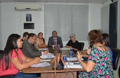 Comissão de Educação da Câmara de Maceió se reúne com órgãos e auxiliares de sala para debater projeto