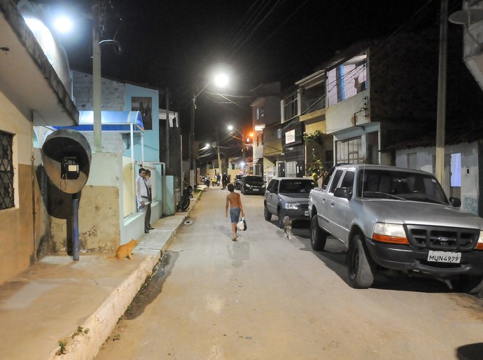 Rui Palmeira vistoria implantação de iluminação de LED no Jacintinho