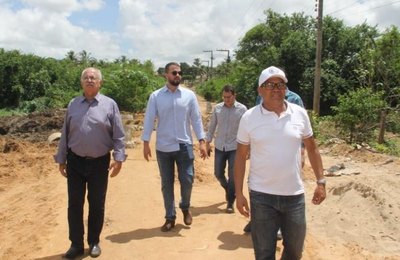 Rogério Teófilo vistoria serviço de terraplanagem no bairro Massaranduba em Arapiraca