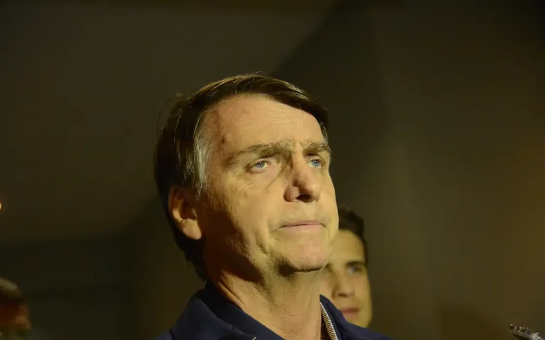 Alimentação inadequada pode ter provocado internação de Bolsonaro em UTI