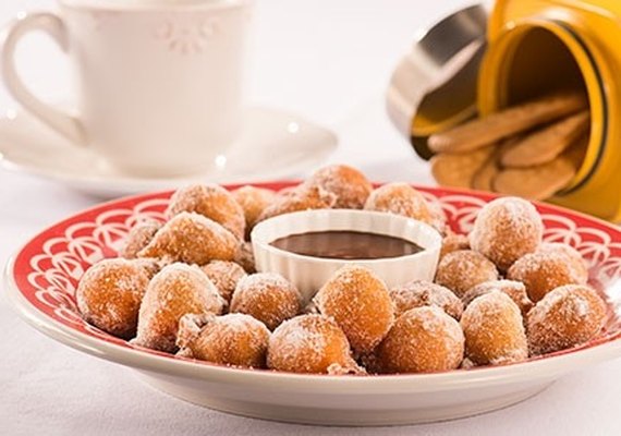 Aprenda como fazer bolinho de chuva com toques especiais