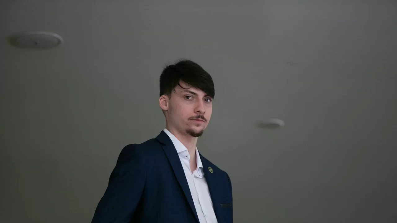 Jair Renan é criticado por vereador ao tentar abonar falta na Câmara de Balneário Camboriú