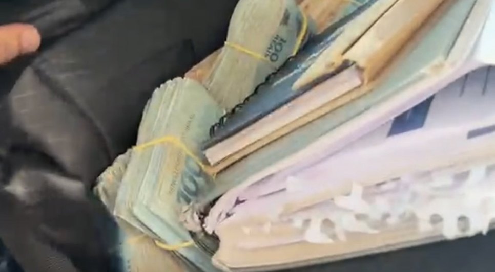 Dinheiro em espécie, cheques e listas com nomes foram encontrados no interior do veículo 