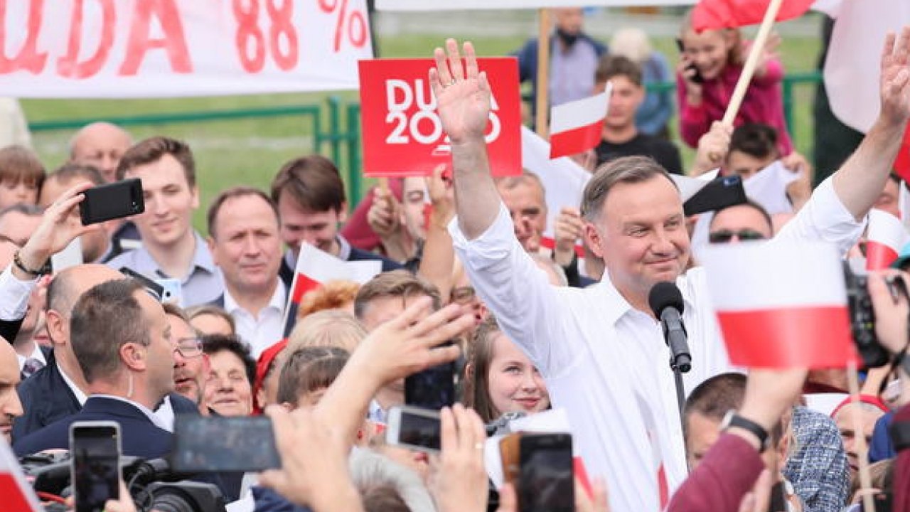Vitória em eleição na Polônia fortalece populismo de direita no Leste Europeu