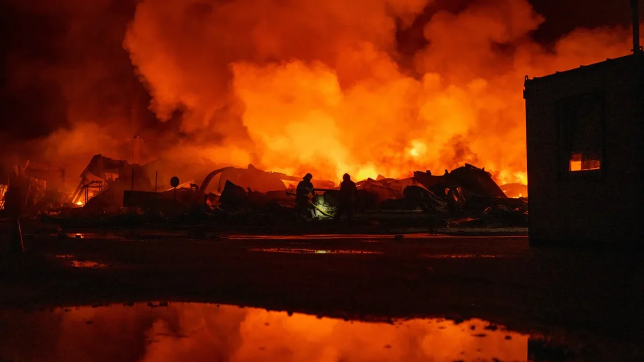 Armazém de uma gigante varejista russa foi incendiado após o mais recente ataque de drone de longo alcance da Ucrânia.