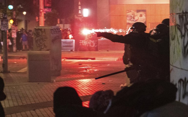 Fogo e gás lacrimogêneo: ruas de Los Angeles se tornam 'zona de guerra' em meio a protestos sobre imigração