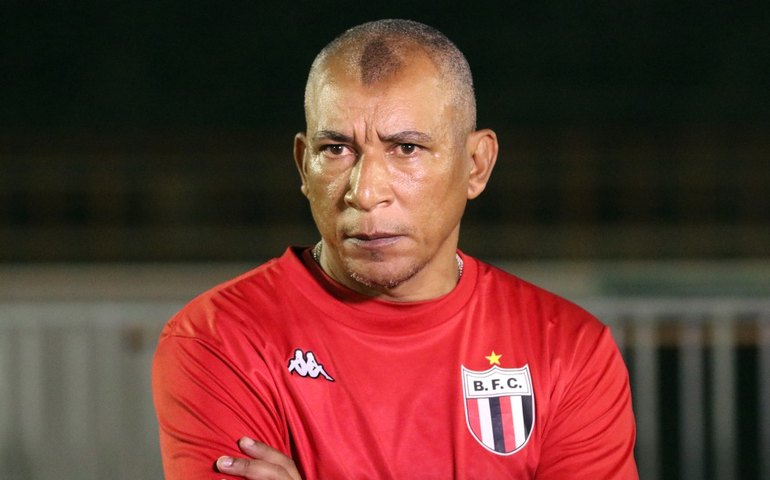 ‘Tenho de matar dois leões e um urso por dia’, diz único técnico negro da Série B