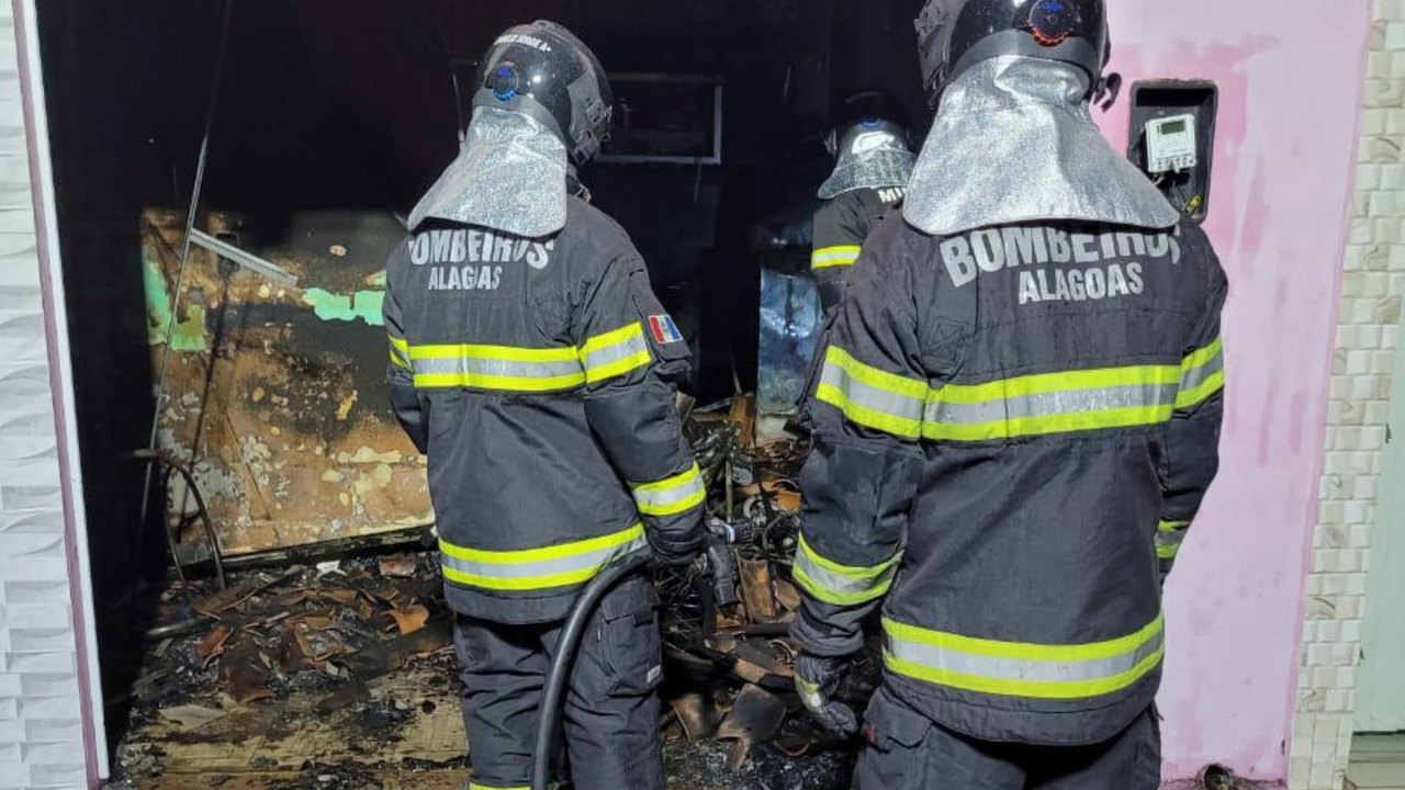 Corpo de Bombeiros combate a incêndio em estabelecimento comercial em Maceió