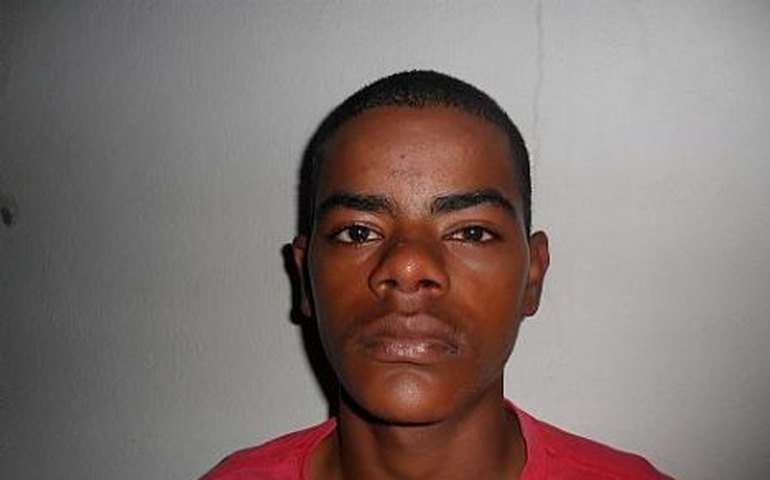 PC prende de flagrante homem com arma de fogo em Carneiros