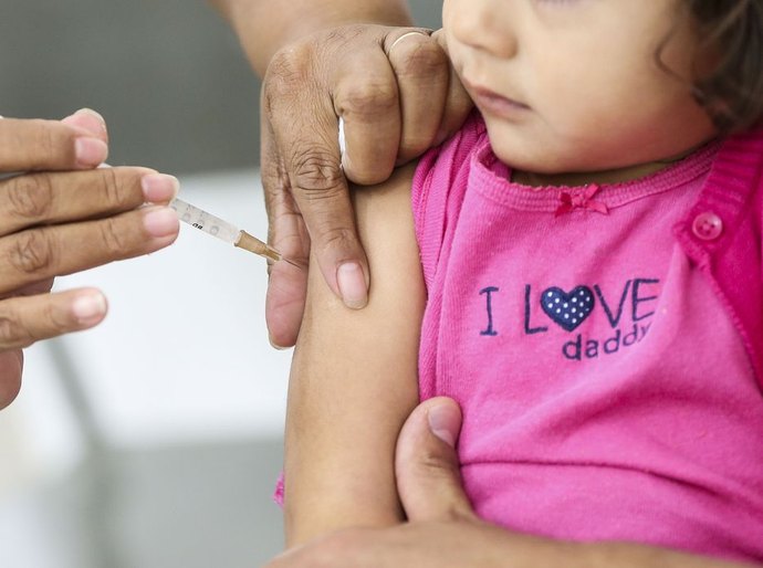 Com sarampo de volta ao Brasil, pediatra alerta para urgência da “dose zero”