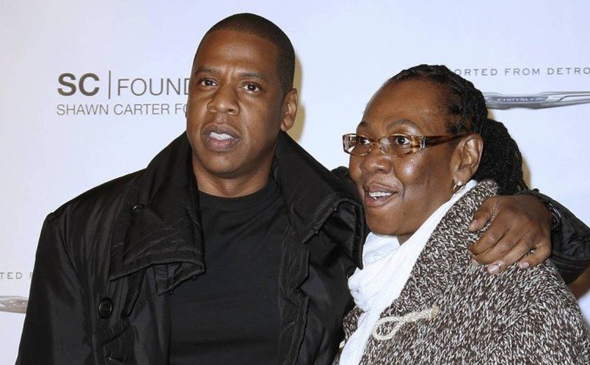 &#8216;O amor me deu a coragem&#8217;, diz mãe de Jay-Z sobre música &#8216;Smile&#8217;