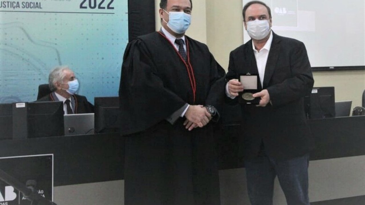 Desembargadores entregam medalha dos 30 anos do TRT/AL ao prefeito Luciano Barbosa