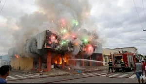 Pânico e explosões: incêndio destrói loja de fogos de artifício na Avenida Rio Branco, em Arapiraca