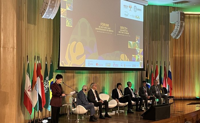 Não cabe nos subordinarmos ao que é produzido em poucos países, diz reitor da UFRJ em Fórum do BRICS Não cabe nos subordinarmos ao que é produzido em poucos países, diz reitor da UFRJ em Fórum do BRICS