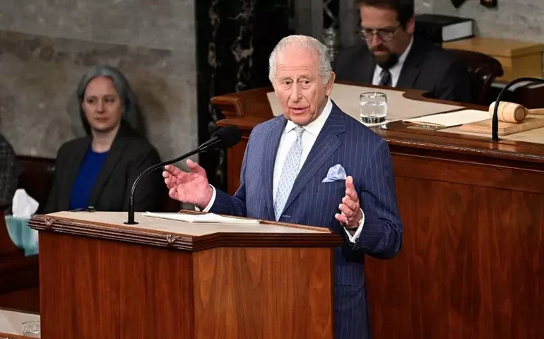 Charles III destaca laços com EUA e pede união em defesa da paz