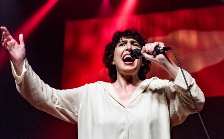 Adriana Calcanhotto: 'A gente banaliza nosso cancioneiro. Gênios assim não são tão comuns'